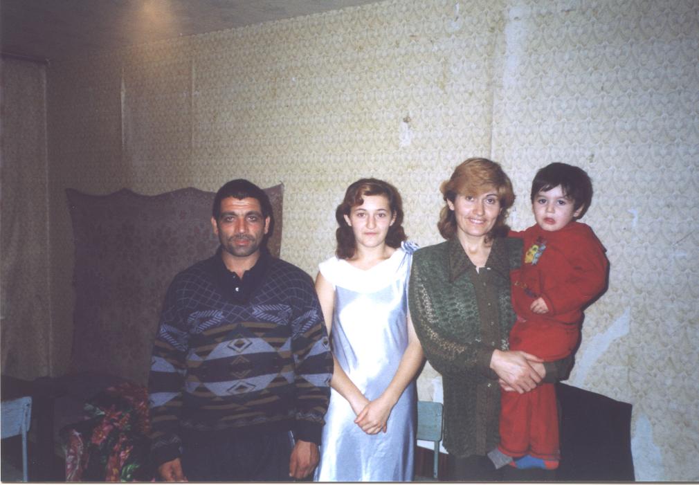 Зоя Аристогесян с детьми и Эдик
          Гезалян